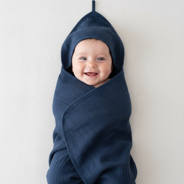 Muślinowe okrycie kąpielowe z kapturem 80x85 cm - Granat | Dolce Sonno