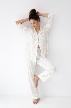 Wiskozowa piżama damska zapinana na guziki z kołnierzykiem i długimi spodniami Amani od Sensis