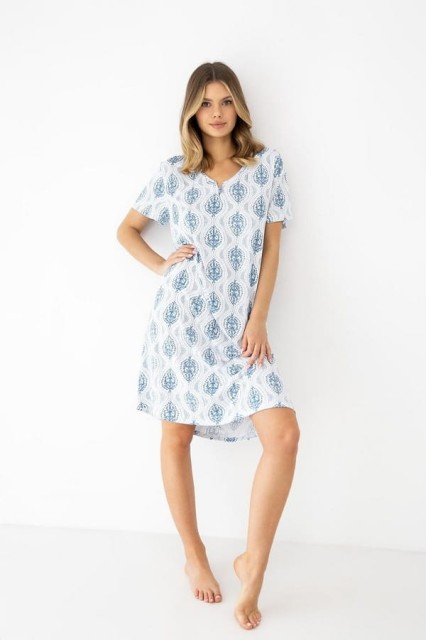 Wiskozowa koszula nocna z krótkim rękawem w niebieskie wzory Jazmin od Sensis