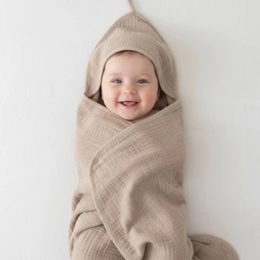 Muślinowe okrycie kąpielowe z kapturem 80x85 cm - Brudny Beż | Dolce Sonno