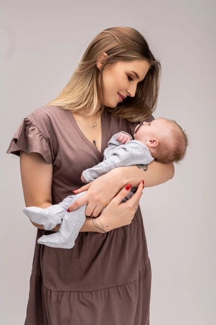 Koszula nocna ciążowa i do karmienia z falbanami Rimini/ Taupe - Dolce Sonno