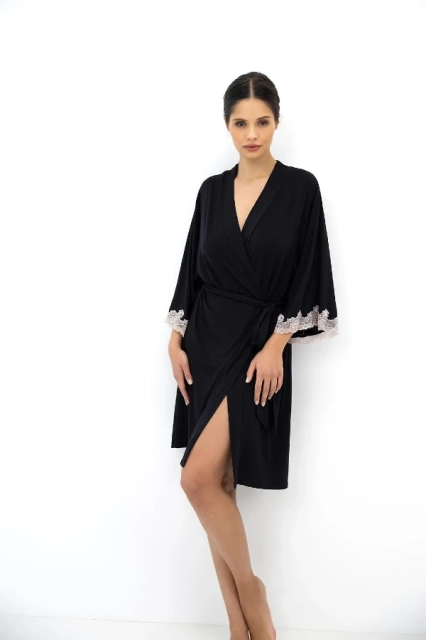 Elegancki czarny szlafrok damski z koronką Dione - Sensis