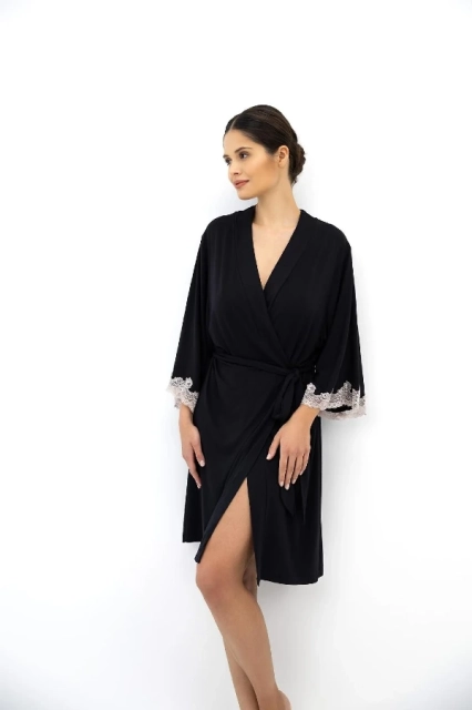 Elegancki czarny szlafrok damski z koronką Dione - Sensis