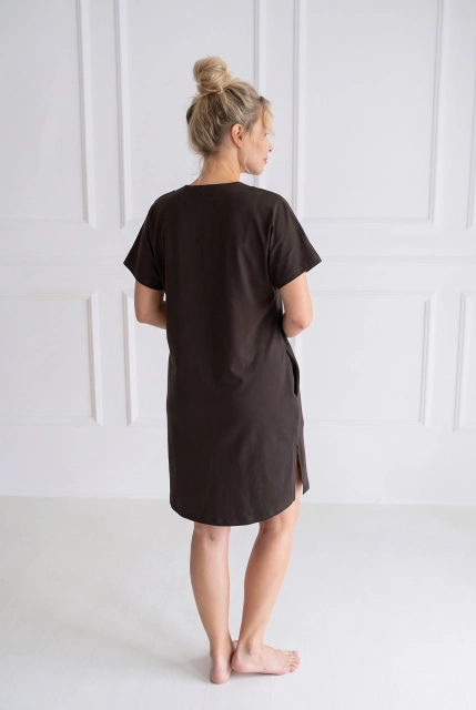 Koszula nocna - Tunika damska Elma z miękkiej dzianiny bawełnianej Chocolate Silk Touch – Dolce Sonno