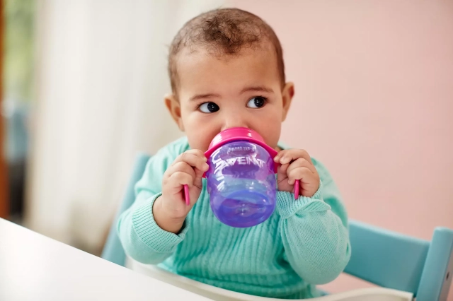 Kubek niekapek z miękkim ustnikiem 6m+ 200ml - Avent